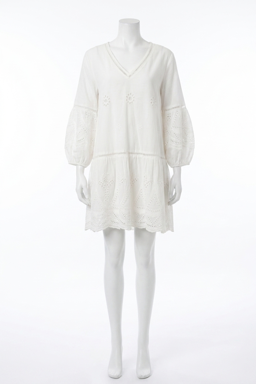 NEW GILLI eyelet dress in white
